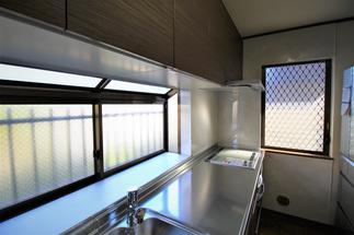 吊戸の調整で広々空間を実現！