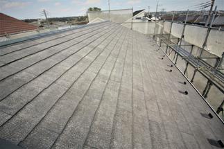 水圧洗浄で一気にコケを洗い流します！