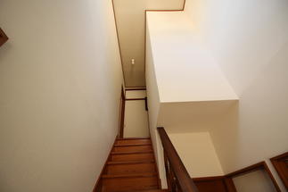 玄関周りの複雑な構造もｸﾛｽの貼替でスッキリ！