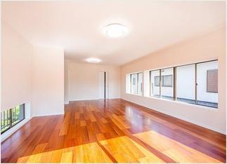 明るく広々としたリビング