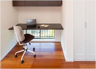 リビングの一画にワークスペースを設置