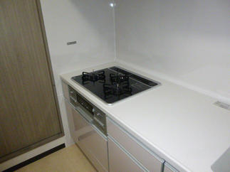 人工大理石カウンターも映えるスッキリとした納まり