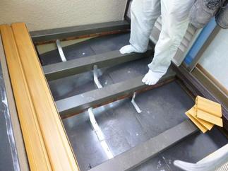 下地の状況を確認し、補強を施します