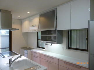 電動昇降機付きで使いやすい収納ライン