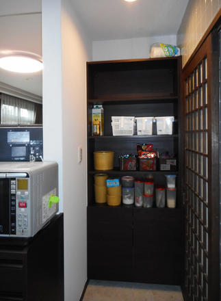 突き当りの隠れた空間には、便利なストック棚を