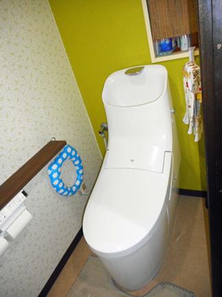 オリーブグリーンのクロスも楽しいトイレ