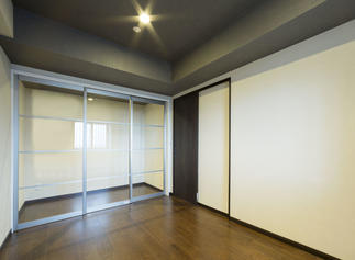 書庫も併設の主寝室