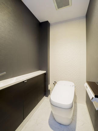 ゆとりサイズのトイレルームに