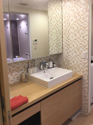 壁面のモザイクタイル仕上げも素敵です