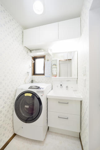 0.75坪の洗面所が明るくすっきりと