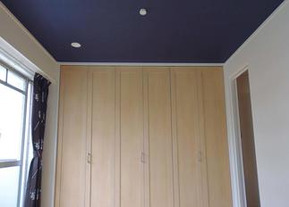 天井のアクセントクロスもおしゃれです