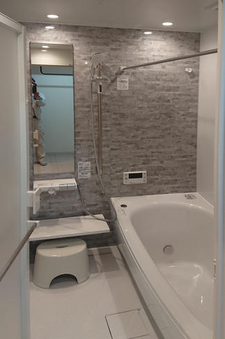 すっきり明るいバスルーム