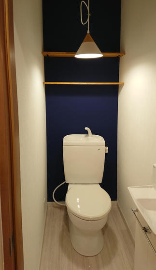 藍色のクロスが引き締めるトイレ空間