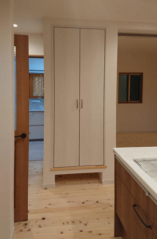 お掃除ロボットの基地のある収納