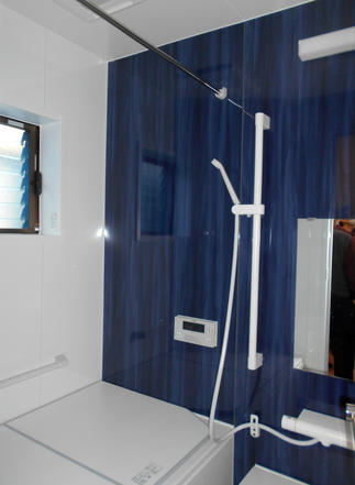 温かく清掃性の良いシステムバスルームに交換しました