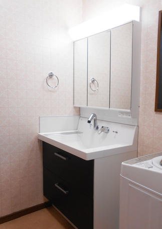 親御様世帯の洗面化粧台の交換