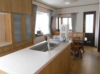 パン生地をこねるのも便利なセラミックカウンター