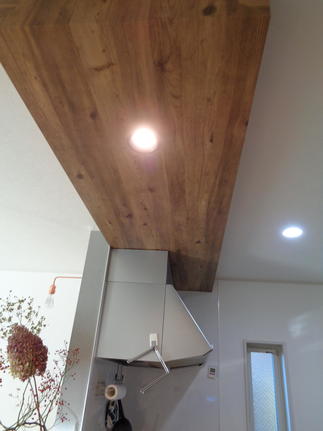 本物の木材に見える下がり天井