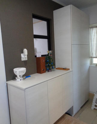 白い木目のすっきりとした玄関収納