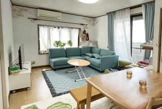 リビングの床もカラーを統一させて明るい空間に