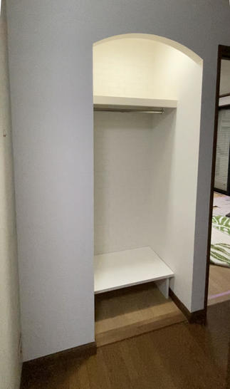下がり壁にアーチをつけたお洒落なクローク