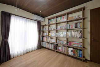 シックにまとめて落ち着いた空間に