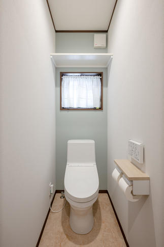 爽やかな色合いの空間のトイレ