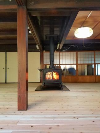 間仕切り襖を撤去。中央に薪ストーブ。