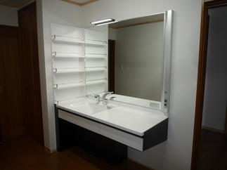 バリアフリー型の洗面台の採用