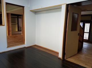 床にはサントリーのウィスキーオークのフローリングを！