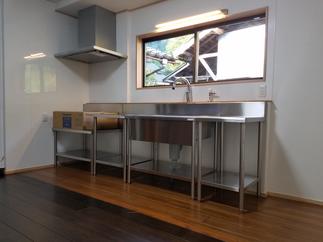 オープンの業務用キッチンの採用でスタイリッシュに！