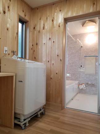 木曽ヒバを貼った脱衣室