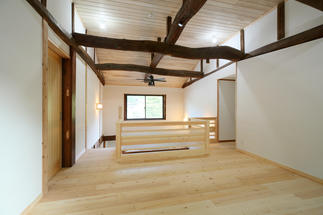 自然素材を使った２F踊り場