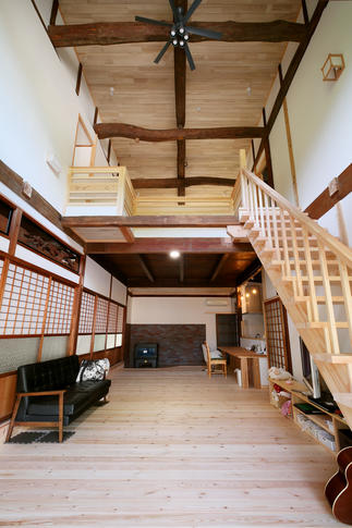 吹き抜けと暖炉のあるリビング