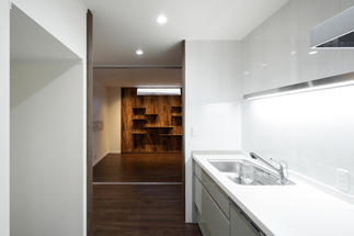 キッチンから眺める趣味の部屋