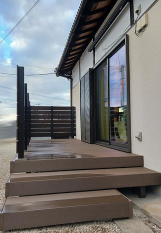 リビングの掃き出し窓にウッドデッキ、目隠しフェンス、シェードを設置