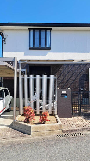 070 面倒な生け垣の手入れを無くした外構工事　佐賀市（LIXIL フェンスAB、コートラインⅡ）