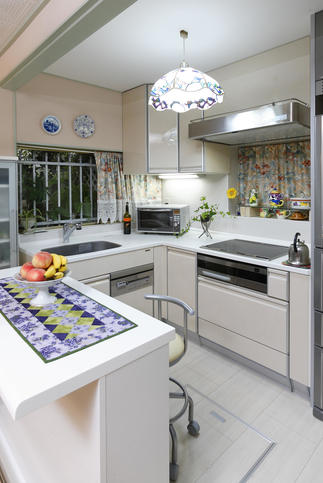 コミュニケーションが楽しめるＬ型の対面式キッチンに