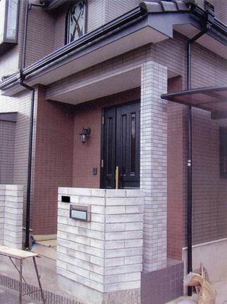 エンジの配色が玄関まわりの統一感を妨げていました。