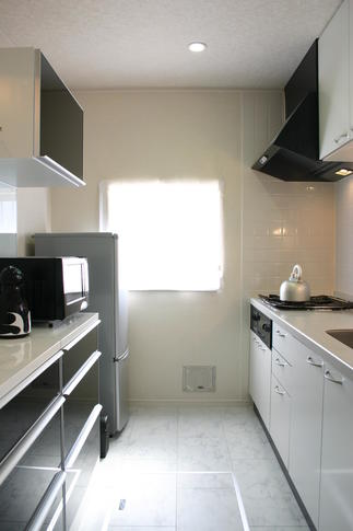 モノトーンのシンプルな美しさに溢れるキッチン