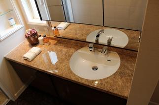 ＬＩＸＩＬ洗面化粧台　ルミシスを採用。