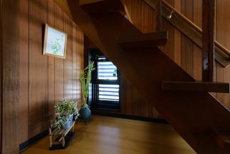 階段下　新調サッシ　LIXIL　シンフォニーウッディ