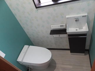 ターコイズブルーの爽やかトイレ