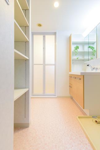 収納量たっぷりの洗面室