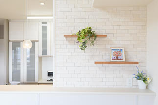 レンガ調のエコカラットがポイントのダイニング