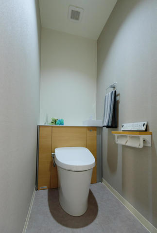 タンクの両サイドに収納があるＬＩＸＩＬリフォレで見た目もすっきり。