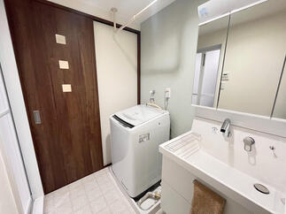 洗面化粧台：LIXIL　ピアラ3面鏡(扉カラー：グロウホワイト)