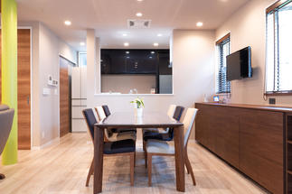 キッチンの壁も大きく開けて、明るいダイニングとつながりました。