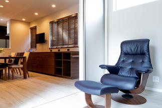 ダイニングの横に書斎。ウッドデッキに出られるこの部屋で在宅ワークも快適です。