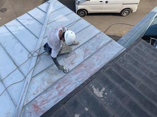 高温の屋根の上での作業、職人さんいつもありがとうございます。